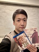 「34丁目の奇跡」のBlu-rayと小説を紹介してくれる米吉。