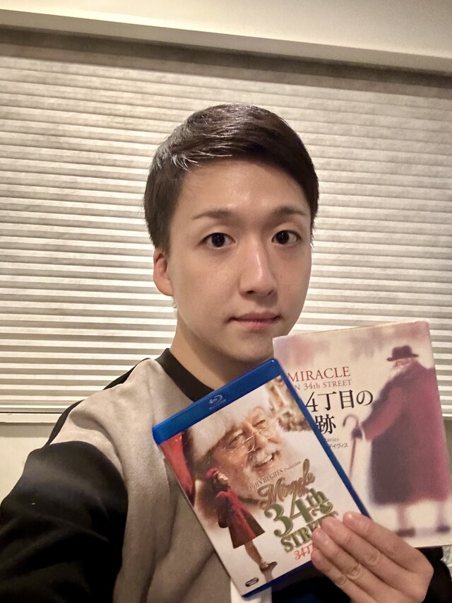 「34丁目の奇跡」のBlu-rayと小説を紹介してくれる米吉。