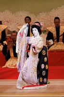 「京鹿子娘道成寺」より、尾上右近扮する白拍子花子。(c)研の會（撮影：田口真佐美）
