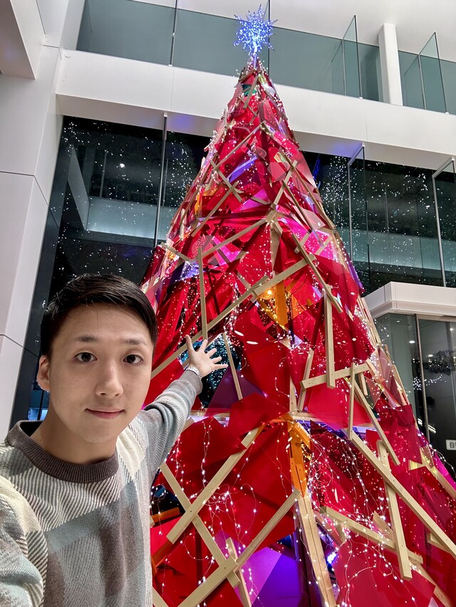 カワイイクリスマスの世界に、読者を誘うカワイイ米吉。