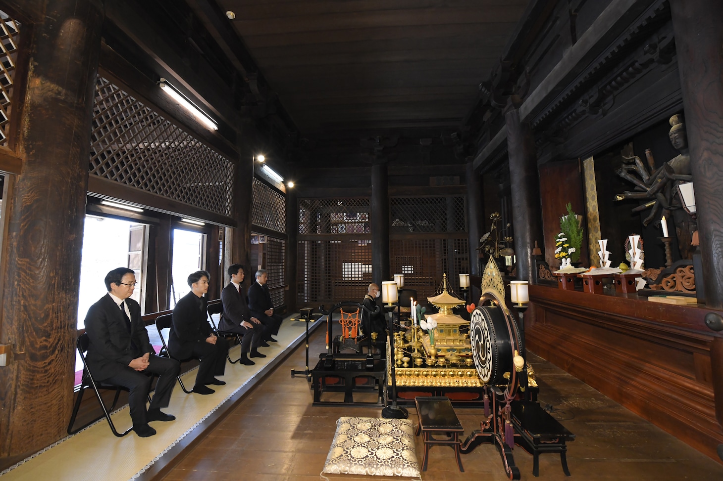 道成寺で成功祈願をする中村壱太郎と尾上右近。