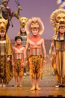 シンバ役の山下啓太（写真中央）。（撮影：上原タカシ）(c)Disney