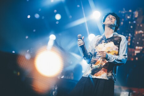 「TEAM NACS Solo Project 5D2 -FIVE DIMENSIONS II-『生誕50周年記念!! 大泉洋リサイタル』」より。（撮影：西槇太一）