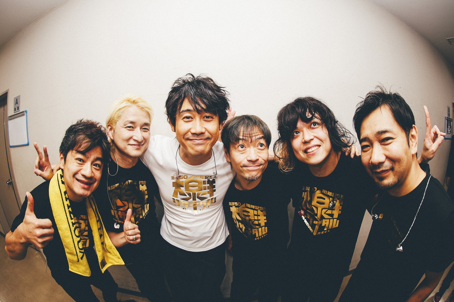 「TEAM NACS Solo Project 5D2 -FIVE DIMENSIONS II-『生誕50周年記念!! 大泉洋リサイタル』」に出演する大泉洋（左から3番目）とバンドメンバー。（撮影：西槇太一）