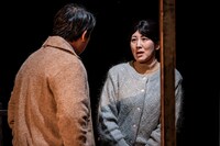 ニットキャップシアター 第44回公演「よりそう人」より。（撮影：井上嘉和）