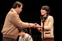 ニットキャップシアター 第44回公演「よりそう人」より。（撮影：井上嘉和）