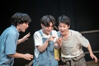 タカハ劇団「ヒトラーを画家にする話」より。（撮影：塚田史香）