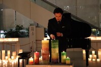 「尾上松也のDream Candle」点灯式より、キャンドルに火をつける尾上松也。