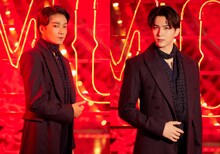 クリスチャン役の井上芳雄（左）、甲斐翔真（右）。