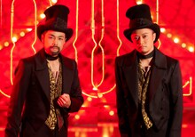 トゥールーズ＝ロートレック役の上野哲也（左）、上川一哉（右）。