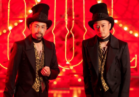 トゥールーズ=ロートレック役の上野哲也(左)、上川一哉(右)。