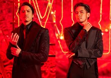 デューク（モンロス公爵）役の伊礼彼方（左）、K（右）。