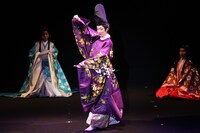 J-CULTURE FEST presents 井筒装束シリーズ「詩楽劇『沙羅の光』～源氏物語より～」より。（撮影：宮川久）