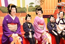 お年玉の使い道を「何にも使えません」と明かす小川大晴（左から2番目）と、その発言を聞いている父・中村梅枝（中央）。