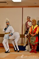 “馬の後ろ脚”をアピールする村井良大（左）。