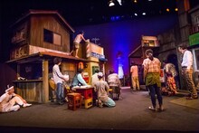 ヨーロッパ企画「来てけつかるべき新世界」初演より。（撮影：清水俊洋）