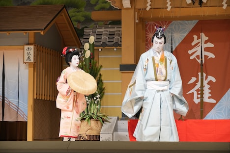 初春歌舞伎公演「平家女護嶋 恩愛麻絲央源平-SANEMORI PARTII-」より。