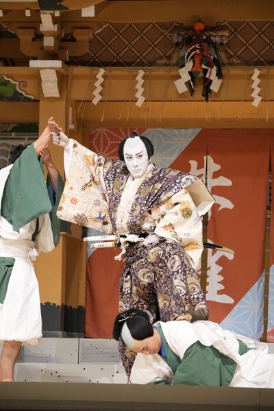 初春歌舞伎公演「平家女護嶋 恩愛麻絲央源平-SANEMORI PARTII-」より。