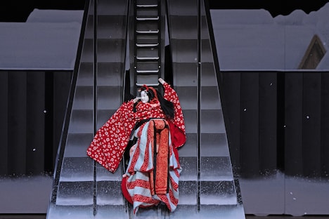 「令和6年初春文楽公演」第3部「伊達娘恋緋鹿子」より。（提供：国立文楽劇場）