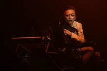 寺山修司没後40年記念 / 紀伊國屋ホール開場60周年記念公演「『三上博史 歌劇』―私さえも、私自身がつくり出した一片の物語の主人公にすぎない―』」より。（撮影：引地信彦）