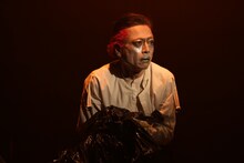 寺山修司没後40年記念 / 紀伊國屋ホール開場60周年記念公演「『三上博史 歌劇』―私さえも、私自身がつくり出した一片の物語の主人公にすぎない―』」より。（撮影：引地信彦）
