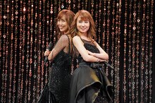 左から新妻聖子、May J.。