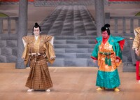 「令和6年初春歌舞伎公演」より、「梶原平三誉石切 鶴ヶ岡八幡社頭の場」。（提供：国立劇場 撮影：二階堂健）