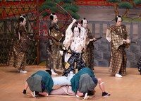 「令和6年初春歌舞伎公演」より、「梶原平三誉石切 鶴ヶ岡八幡社頭の場」。（提供：国立劇場 撮影：二階堂健）