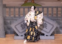 「令和6年初春歌舞伎公演」より、「梶原平三誉石切 鶴ヶ岡八幡社頭の場」。（提供：国立劇場 撮影：二階堂健）