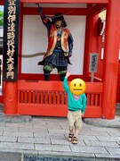 登別伊達時代村にて、伊達政宗像と同じポーズを取る息子さん。
