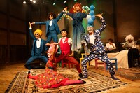 to R mansion プレゼンツ 新春ファミリーキャバレーショー「はだかの王様」より。（撮影：いそたくま）