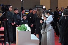 献花者にあいさつをする中村勘九郎ら。