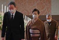 坂東彌十郎（左）。