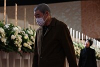 柄本明（中央）