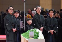 左から中村勘九郎、中村勘太郎、中村長三郎、中村七之助、中村鶴松。