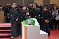 左から中村勘九郎、中村勘太郎、中村長三郎、中村七之助、中村鶴松。