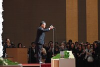 献杯のあいさつをする、迫本淳一代表取締役会長。