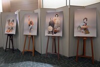 会場ロビーに飾られていた、篠山紀信撮影のスチール写真。