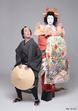 十八世中村勘三郎十三回忌追善「猿若祭二月大歌舞伎」昼の部「籠釣瓶花街酔醒」より、左から中村勘九郎扮する佐野次郎左衛門、中村七之助扮する兵庫屋八ツ橋。（撮影：篠山紀信）