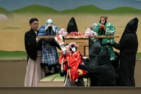 「戻駕色相肩」廓噺の段より。（提供：国立劇場）