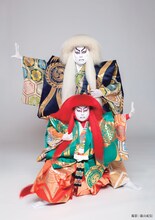 十八世中村勘三郎十三回忌追善「猿若祭二月大歌舞伎」夜の部「連獅子」より、上から中村勘九郎扮する狂言師右近後に親獅子の精、中村長三郎扮する狂言師左近後に仔獅子の精。（撮影：篠山紀信）
