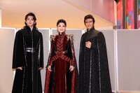 左から甲斐翔真、望海風斗、石井一孝。