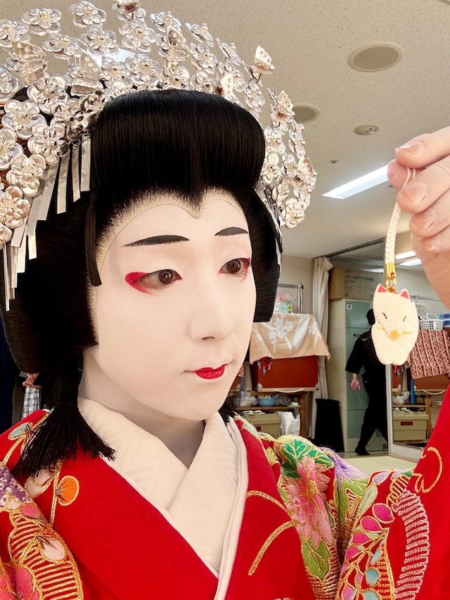 白狐のお守りをじっと見つめる、カワイイ八重垣姫。