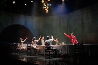 劇団俳優座「閻魔の王宮」より。（撮影：若井なおみ）