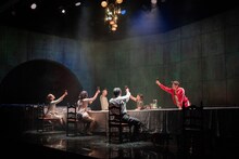 劇団俳優座「閻魔の王宮」より。（撮影：若井なおみ）