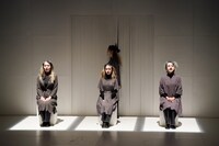 ティーファクトリー / 公益財団法人武蔵野文化生涯学習事業団提携公演「ヘルマン」より。（撮影：間野真由美）