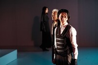 ティーファクトリー / 公益財団法人武蔵野文化生涯学習事業団提携公演「ヘルマン」より。（撮影：間野真由美）
