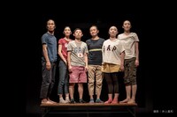 akakilike「家族写真」より。（撮影：井上嘉和）