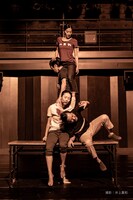 akakilike「家族写真」より。（撮影：井上嘉和）