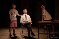 akakilike「家族写真」より。（撮影：井上嘉和）